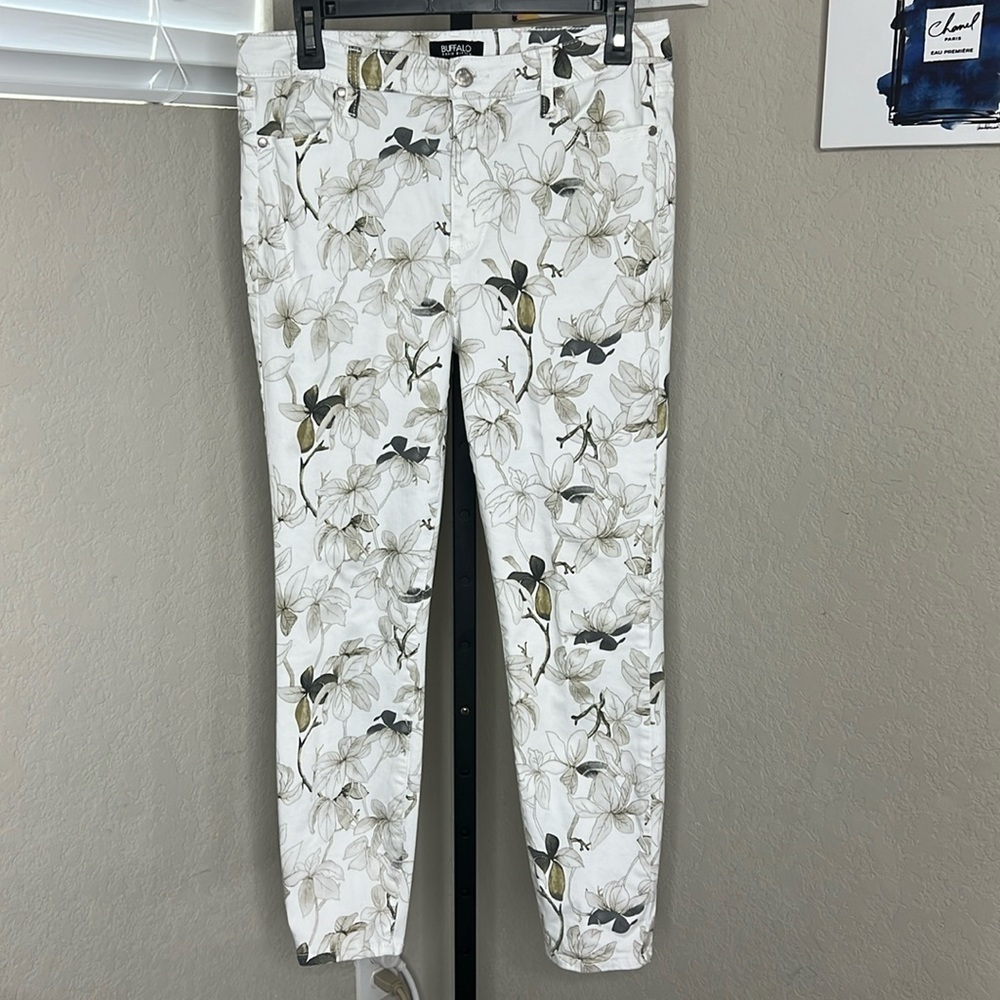 525 - Buffalo NWOT Havana White/Green Floral Jeans, Size 8/29